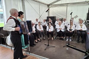 galerija/lDomski-pevski-zbor_ki-ga-vodi-Ani-Rehberger_zboru-se-je-pridruzil-harmonikar